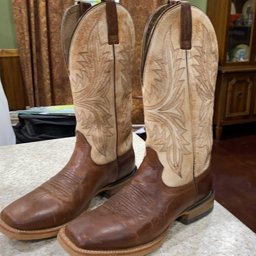 Men’s Ariat cowboy boot
